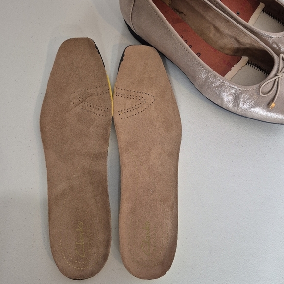 Clarks Artisan Candra Light Champagne Leather Ballet Flat Slip-On Shoe - Size 9 - Picture 11 of 13